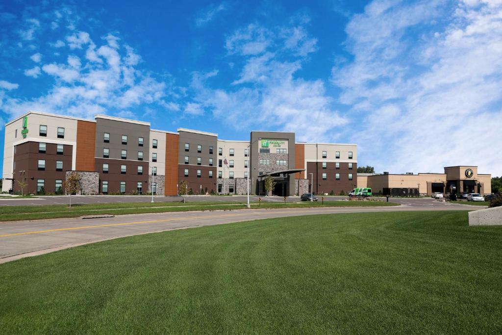 Holiday Inn Hotel & Suites Sioux Falls - Airport an IHG Hotel Main image 1